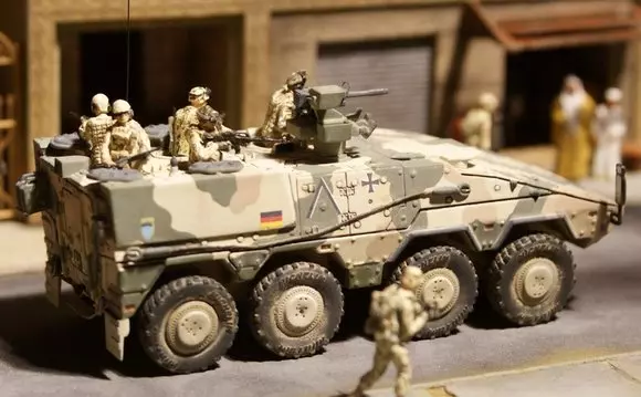 GTK BOXER A0/A1 Gruppenfahrzeug mit 5 ISAF-BW Besatzungsfiguren
