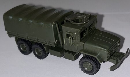 M923A2 mit großen Einzelreifen, gepanzerter Kabine, Reifendruckregelanlage