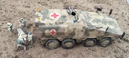 GTK BOXER Sanitätsfahrzeug mit Figurengruppe "Verwundetenbergung"
