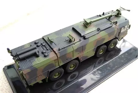 FAUN FLF 8000l Fertigmodell in Nato-3-Farb-Tarnung, in Plastikbox
